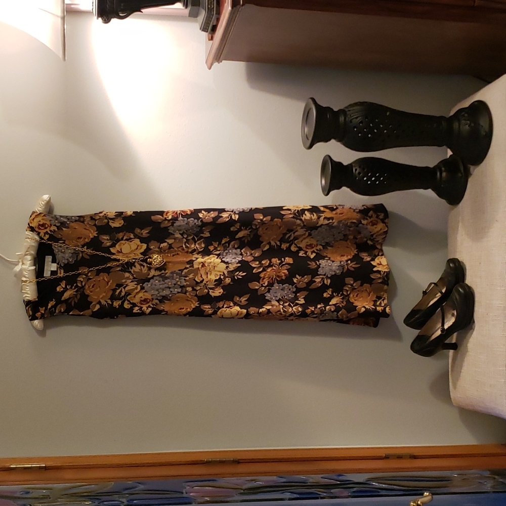 Petite Sophisticate size 4 floral lined dress